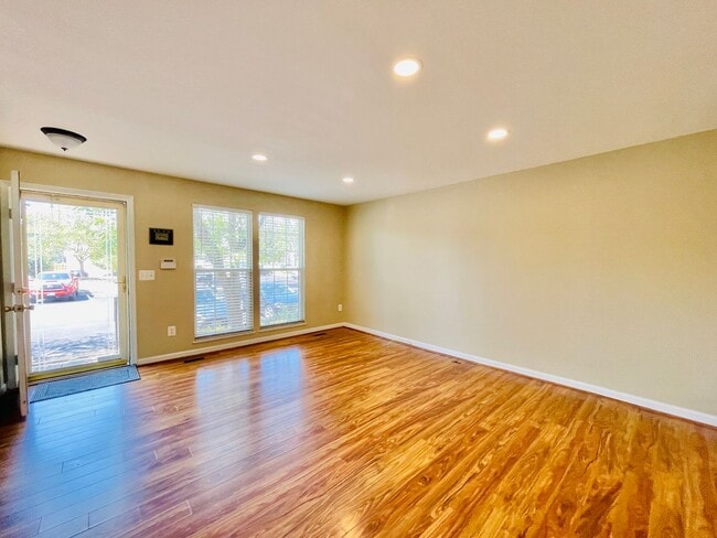 Building Photo - GORGEOUS TOWNHOUSE - MANASSAS