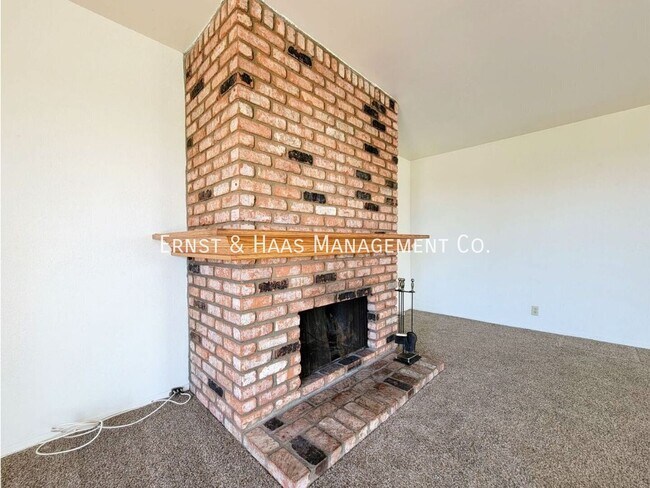 Building Photo - 2755 E Hill St