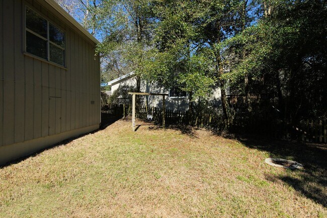 Building Photo - Central Niceville Location
