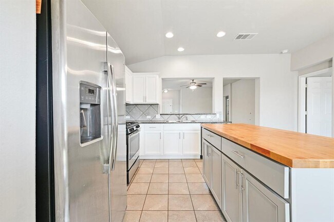 Building Photo - 411 Langely