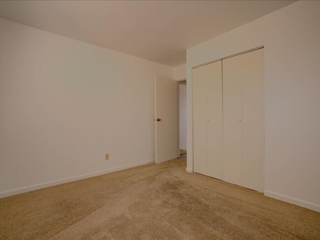 Building Photo - 2 Bedroom, 2 Bath