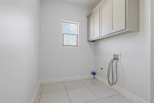 Building Photo - 16584 Barnes Ct