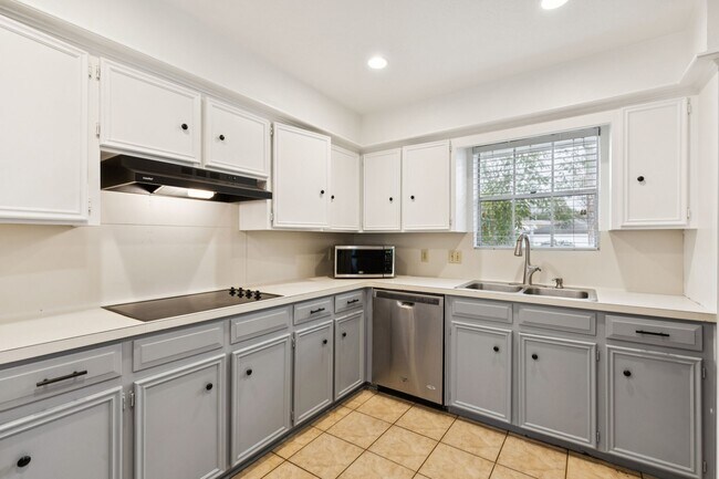 Building Photo - 2114 Briarview Dr