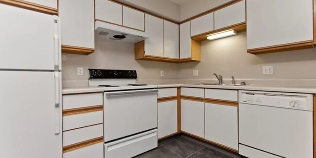 Building Photo - Beautiful 2BR 1ba condo available for May ...