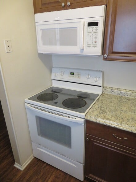 Stove with brand new microwave - 2418 S San Gully Rd