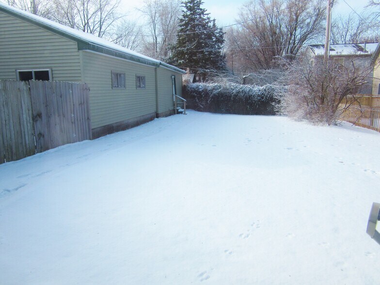 Building Photo - 605 1/2 N State St