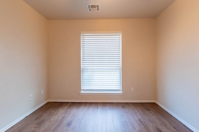 Building Photo - Spacious 2BD/2BTH Home Minutes away from Top Golf Chisholm Creek Shopping Center and Quail Spring...