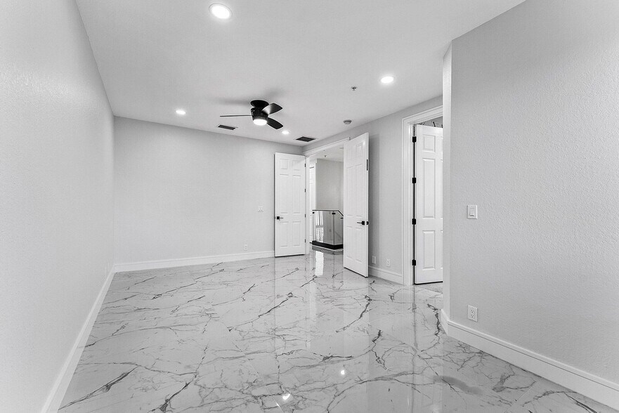 Building Photo - 3006 Waterside Cir