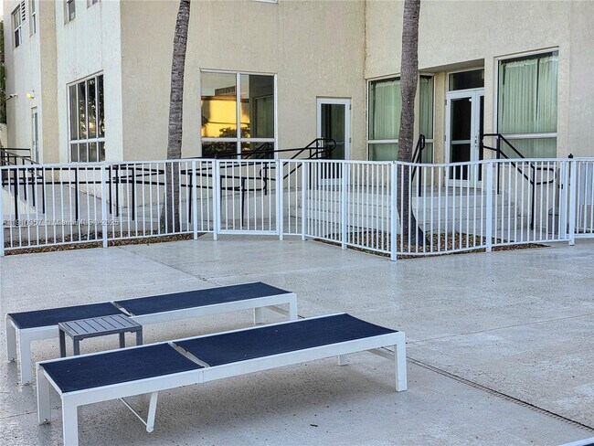 Building Photo - 1625 Kennedy Cswy