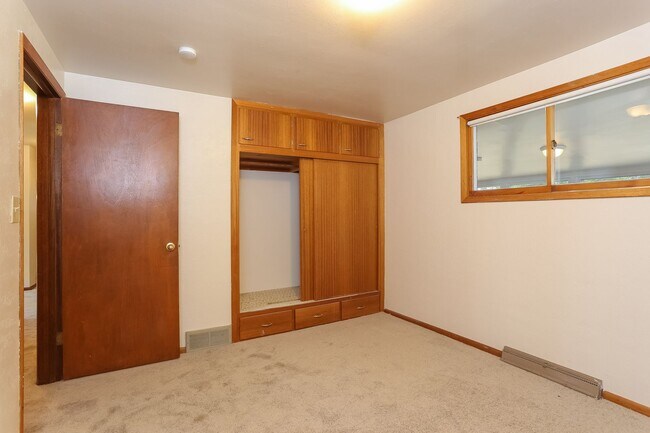 Building Photo - 2408 Lake Dr