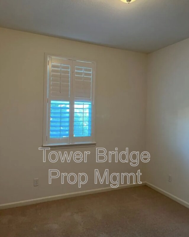 Building Photo - 3057 Village Park Dr