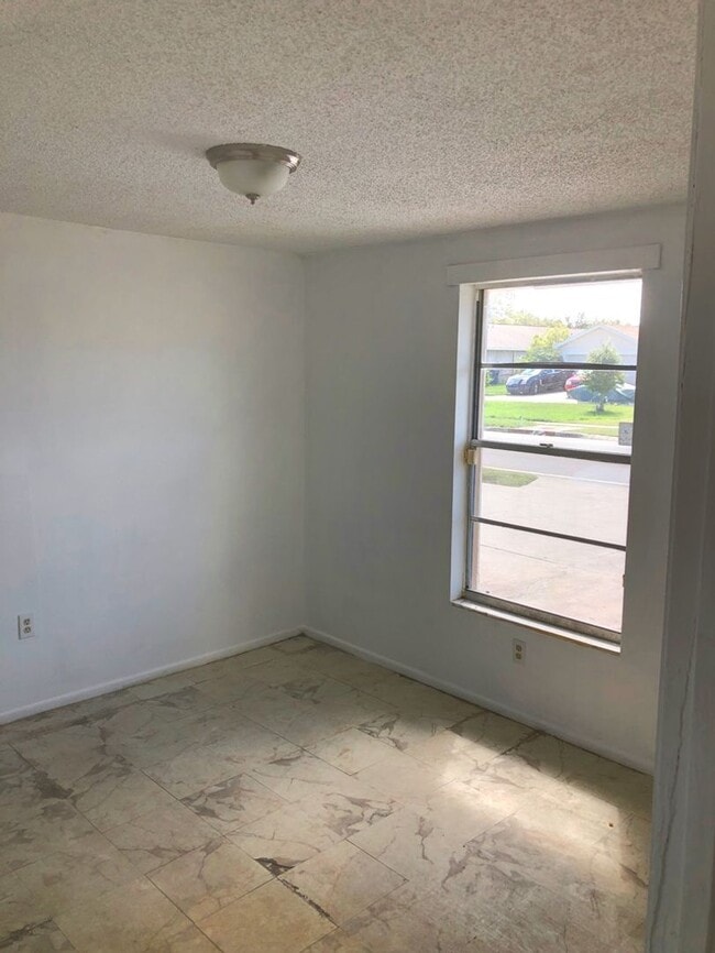 Building Photo - Water Front 3 bedroom duplex