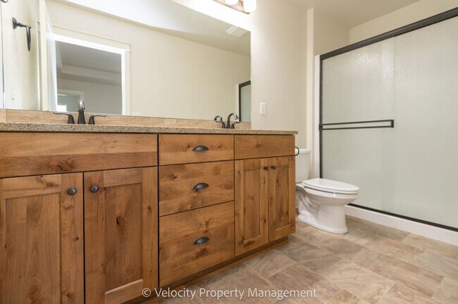 Building Photo - Lovely 3 bedroom, 2.5 bathroom home plus a...