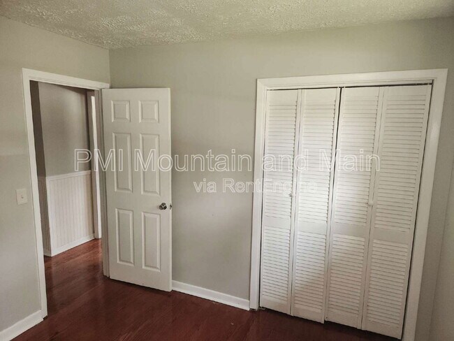 Building Photo - 317 N Hillandale Dr