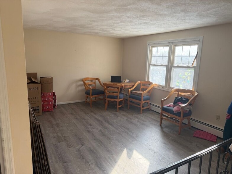 Building Photo - 14 Monson St