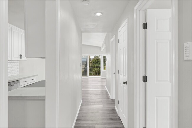 Building Photo - 10607 Des Moines Memorial Dr S