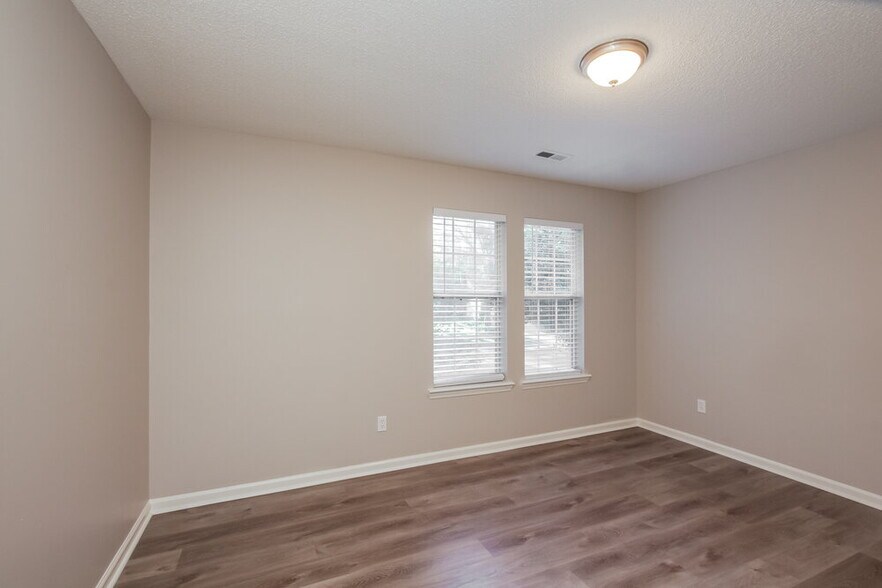 Building Photo - 3033 Oakcroft Dr