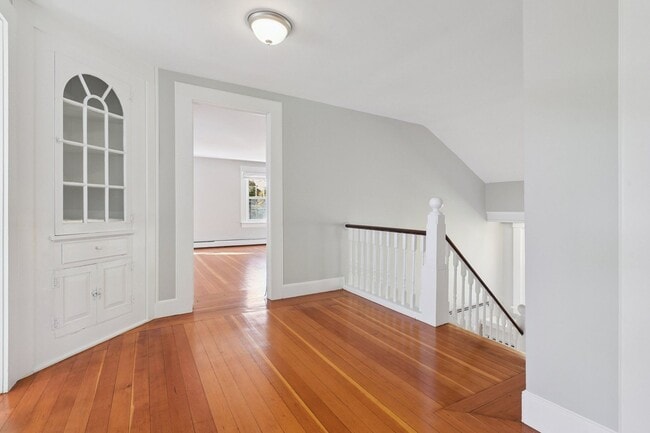 Building Photo - Charming 3-Bedroom in Downtown Niantic