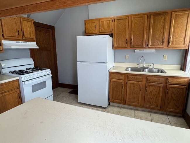 Building Photo - For Rent – Pet-Friendly 2 Bed, 1 Bath Town...