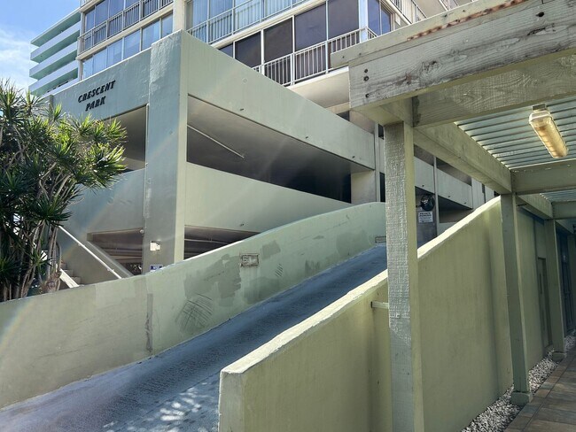 Building Photo - Crescent Park, 2 bedroom, 2 bathroom, with washer/dryer in apartment, Huge Diamond Head view from...