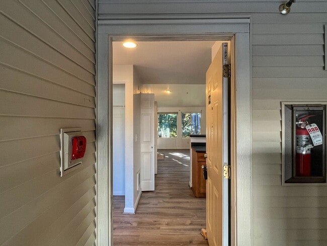 Building Photo - East Hill 2-bedroom top-floor unit w/s/g i...
