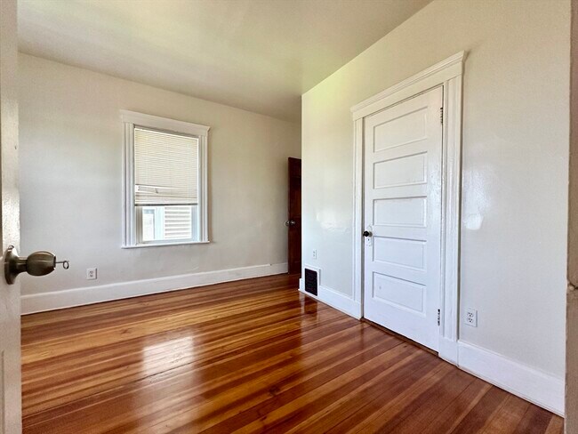 Building Photo - 20 Peverell St