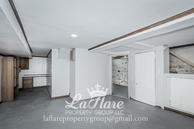 Building Photo - 553 Hampton Ave