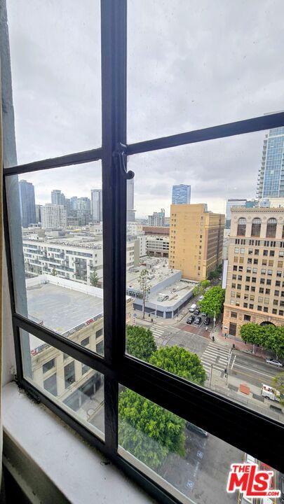 Building Photo - 849 S Broadway