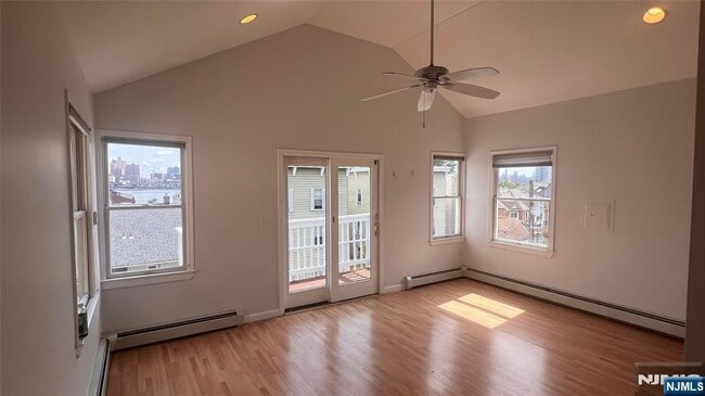 Building Photo - 82 Edgewater Pl