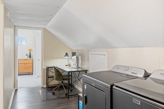 Building Photo - 3820 Essex Cir