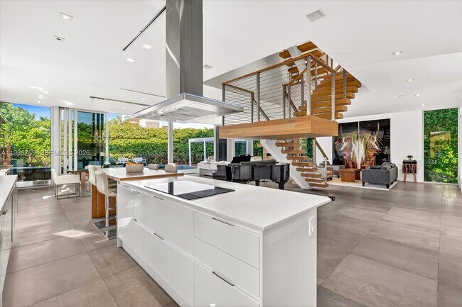 Building Photo - 201 Palm Ave