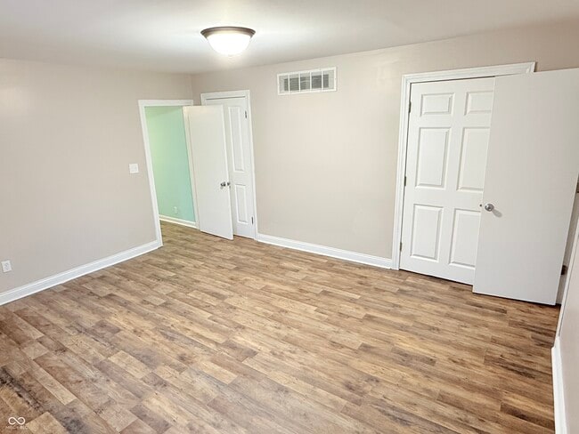 Building Photo - 337 S Green St