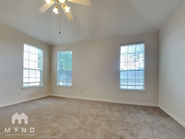 Building Photo - 1127 Enclave Square E