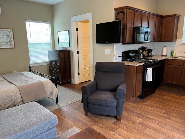 Building Photo - Modern Garage Apartment in Crestview Neighborhood!  Fully Furnished