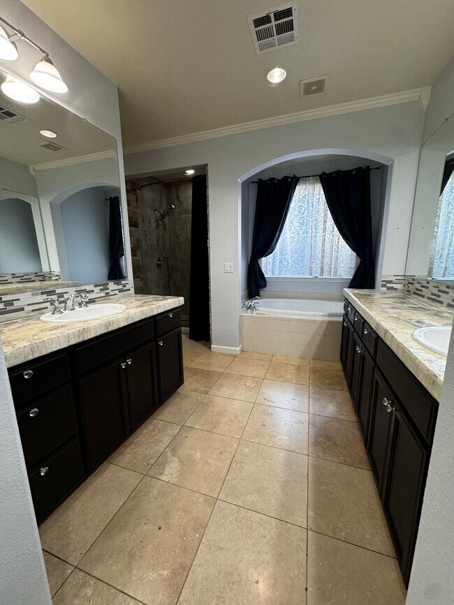 Building Photo - Spacious 4 bedroom near shopping and schools!