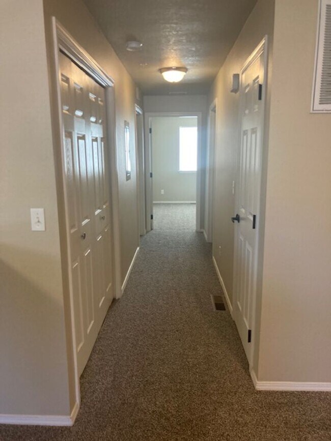 Building Photo - AB1464