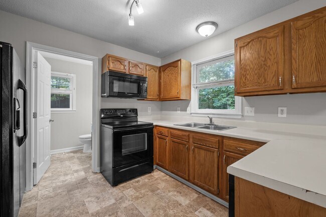 Building Photo - 3 bedroom single family home