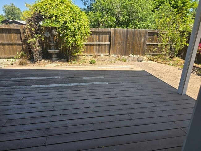 Building Photo - 3 bed 2 bath  Home for Rent in Grants Pass