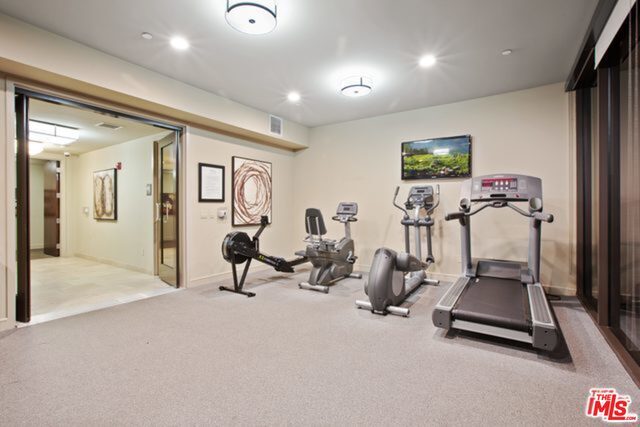 Building Photo - 447 N Doheny Dr