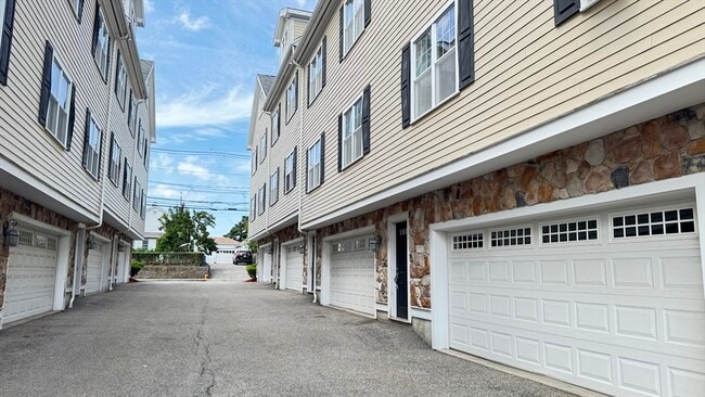 Building Photo - 75 Brackett St