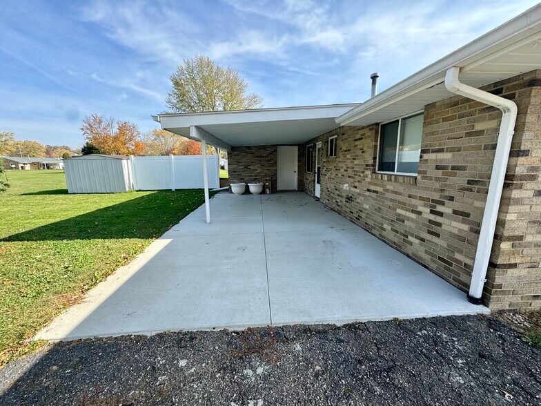 Building Photo - 7417 Rob St NW