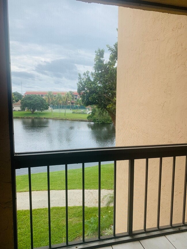 Balcony with lake and tennis court view - 950 Egret Cir