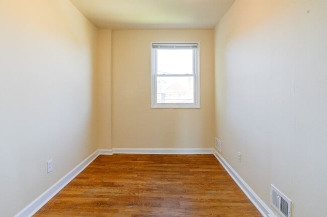 Building Photo - Charming End-Unit Townhome