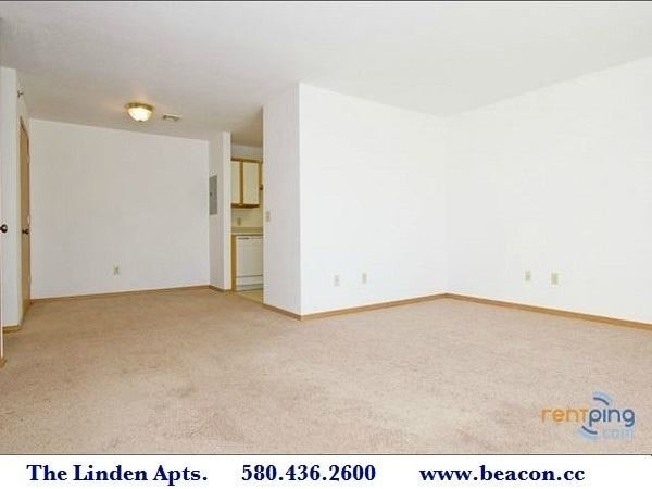 Building Photo - 1315 N Oak Ave