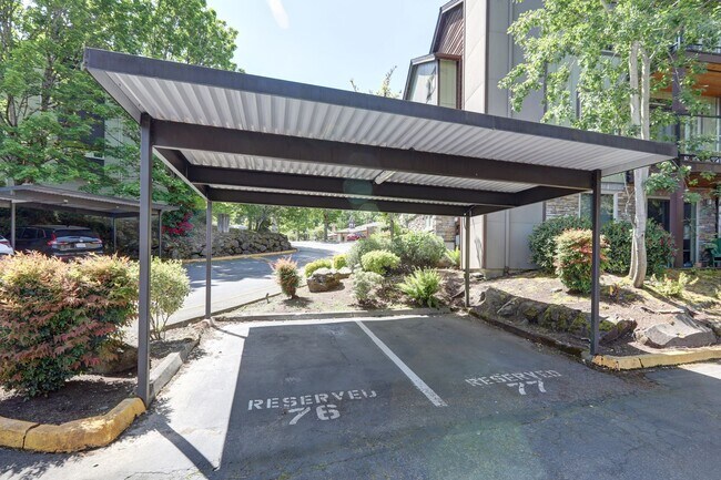 Building Photo - Beautiful Top Floor 1BR 1BA Condo in The B...