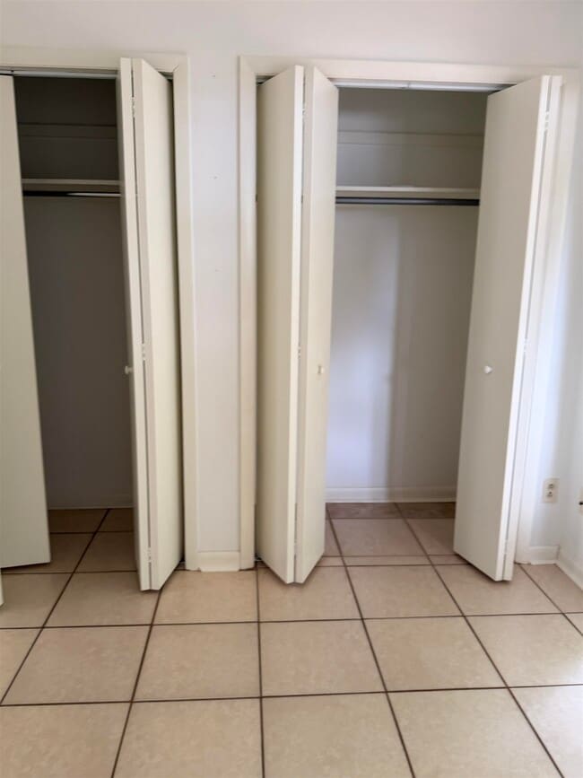 Building Photo - 1932 Shady Oaks Dr