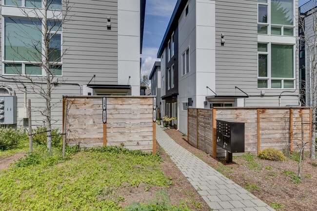 Building Photo - Modern & Bright Seattle 4 Bed Townhome!