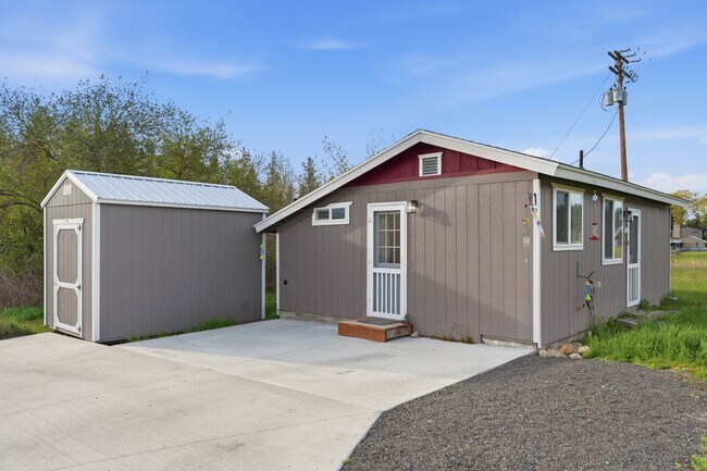 Building Photo - 21913 N Meadowview Dr