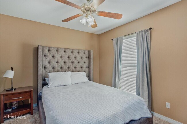 Building Photo - "Charming 3-Bed Sanctuary with Granite Countertops & Cozy Fireplace on Colonial Drive!"