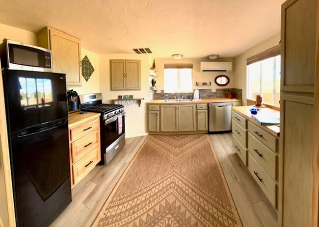 Building Photo - 1/2 Off First Month Rent Till December 31s...